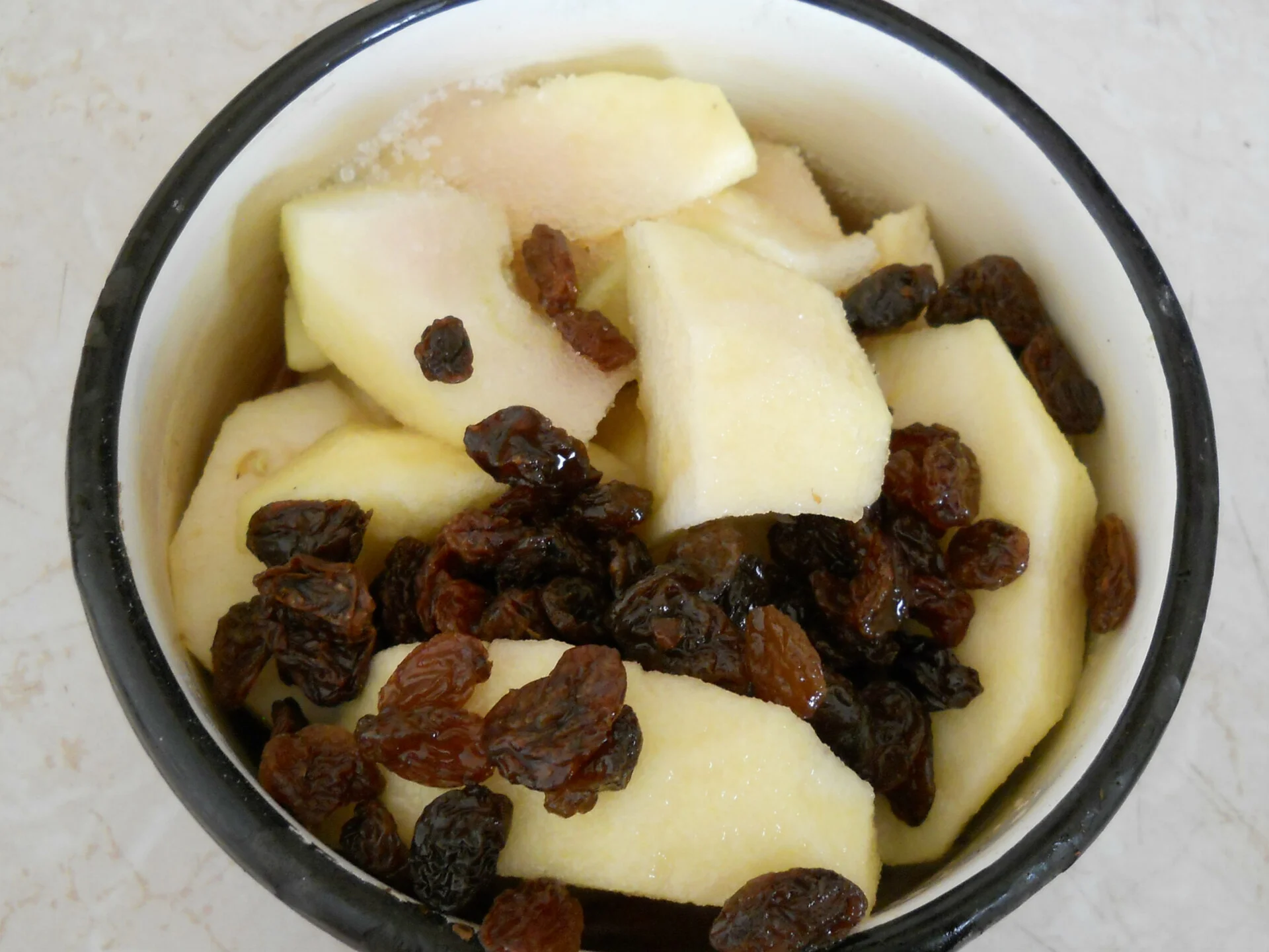 Flambé apples with nuts