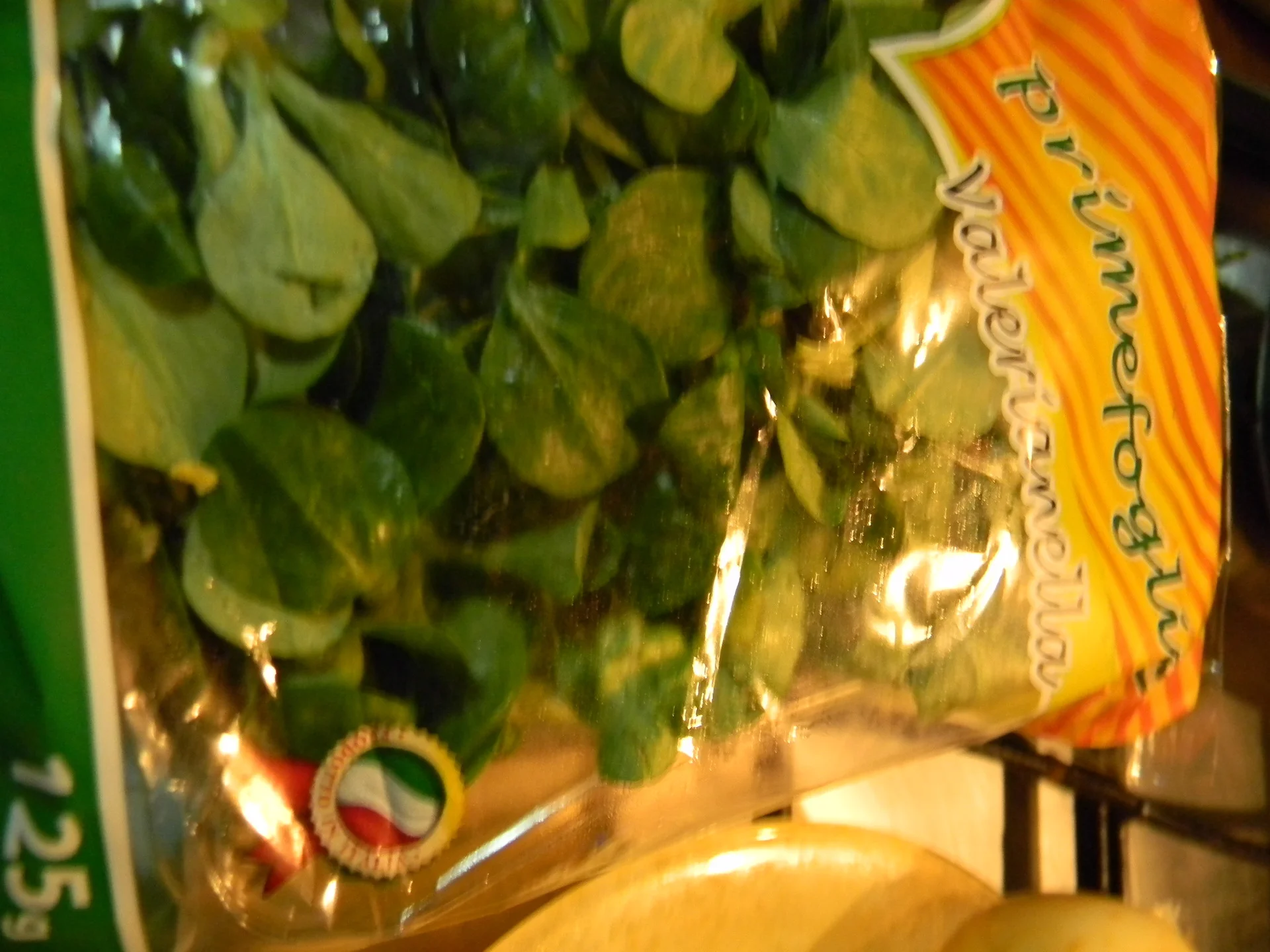 Valerian salad with ham and seeds