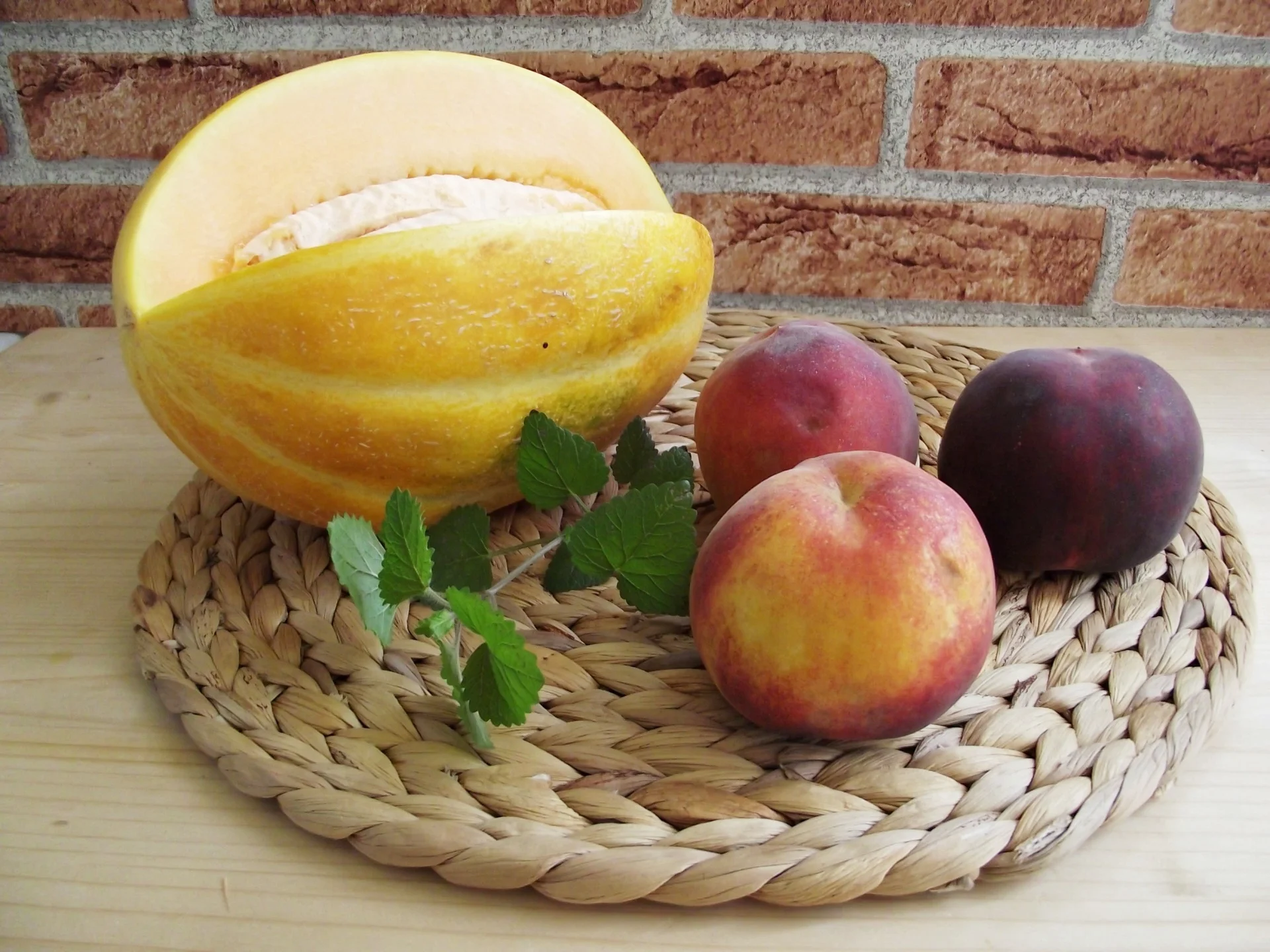 Smoothie with cantaloupe, peaches, and mint