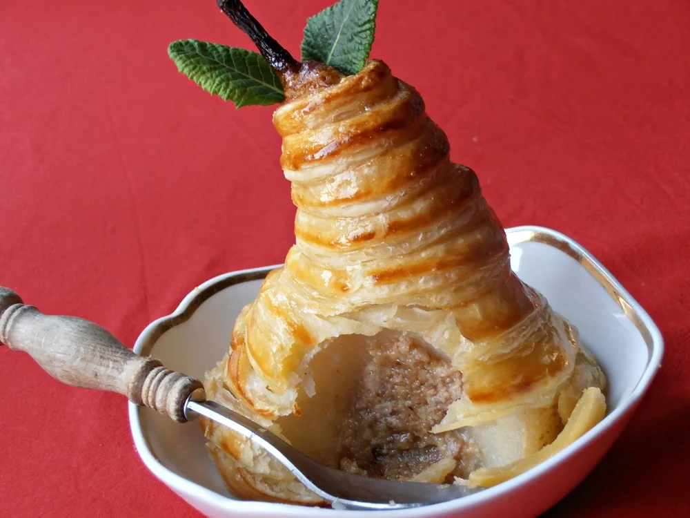 Stuffed pears in puff pastry