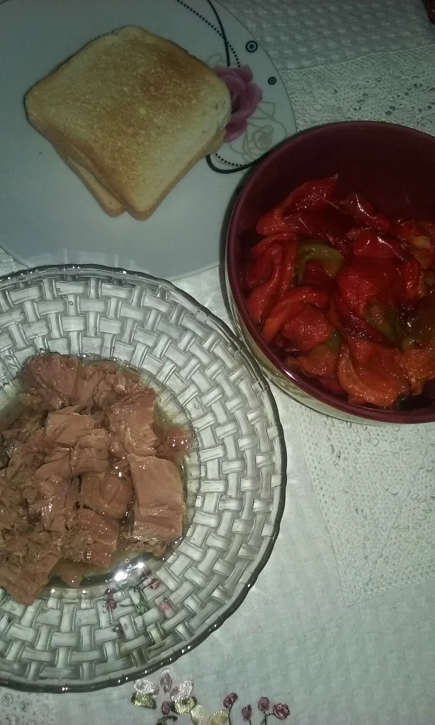 Sandwich with tuna and roasted peppers
