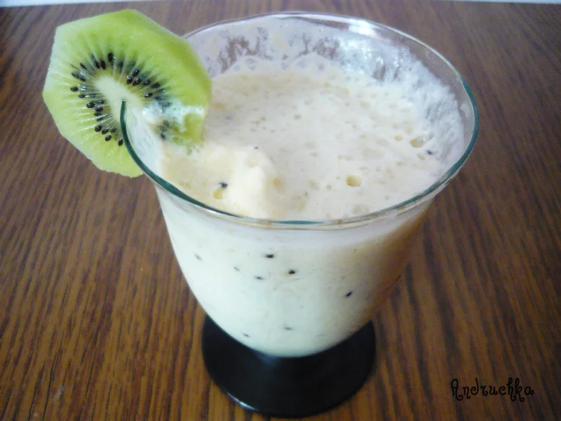 Banana and Kiwi Milkshake