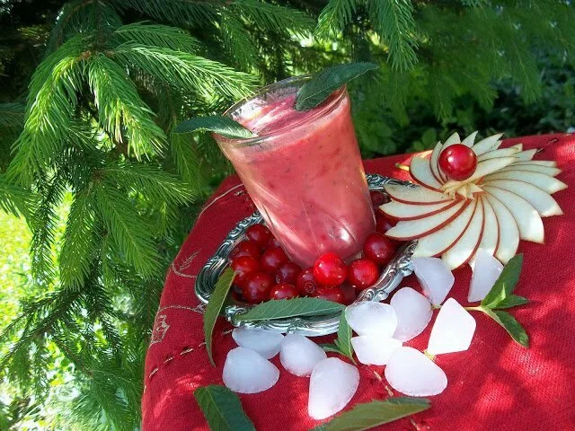 Smoothie with apple and cherries