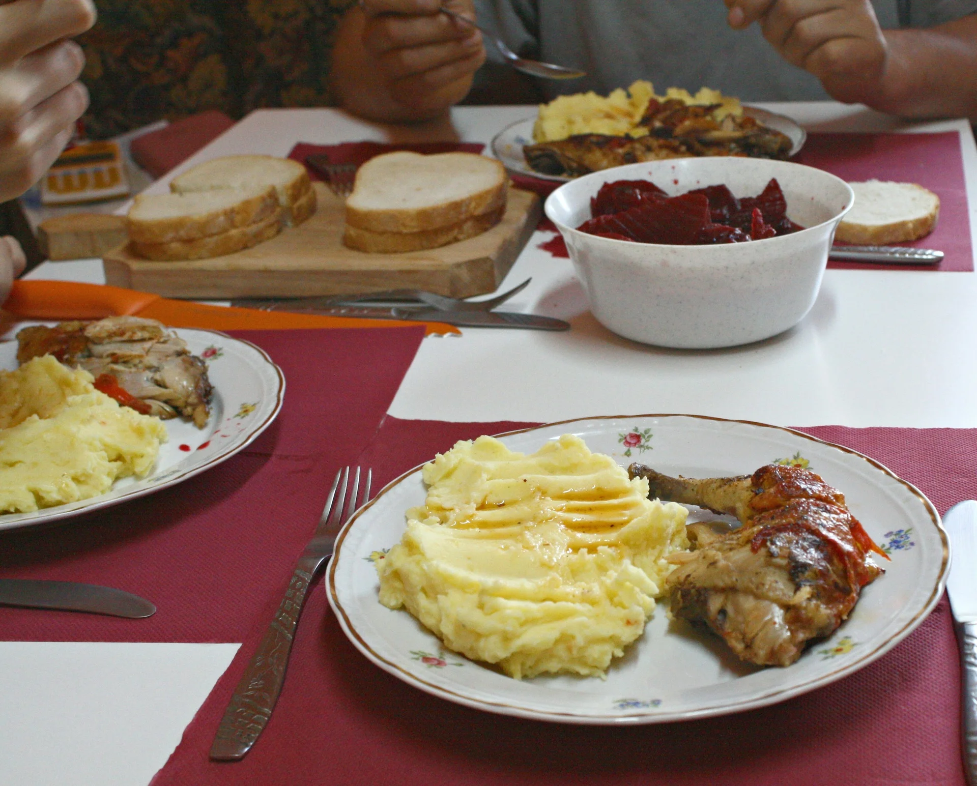 Chicken with bell peppers and mashed potatoes