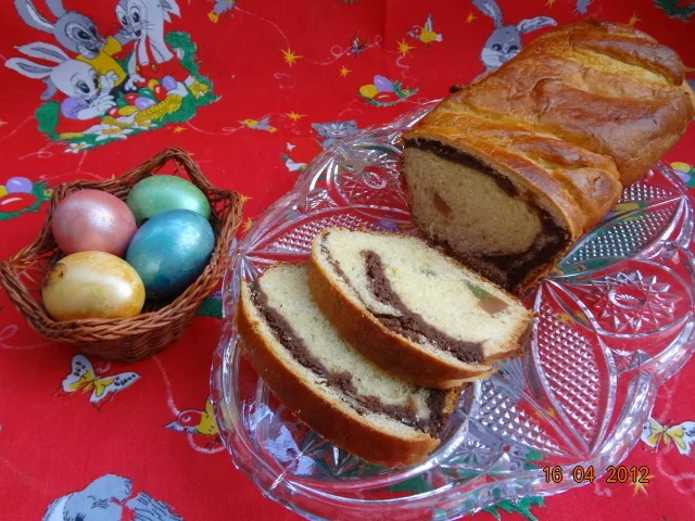 Braided cake with walnuts and Turkish delight