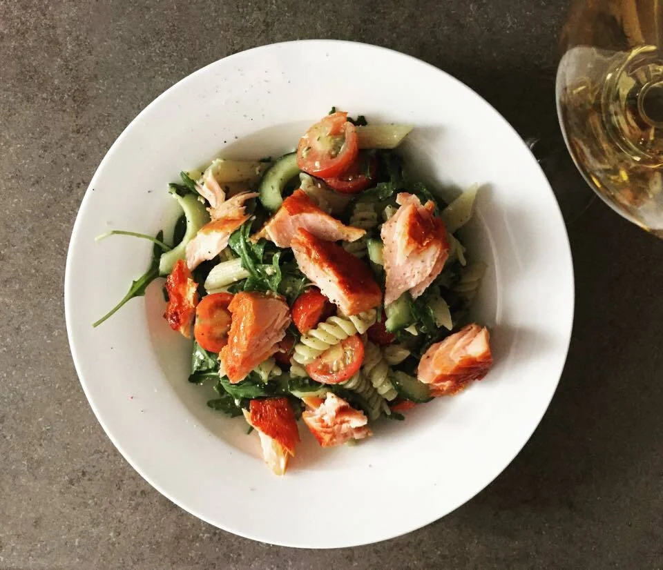 Summer salad with pasta and warm smoked salmon