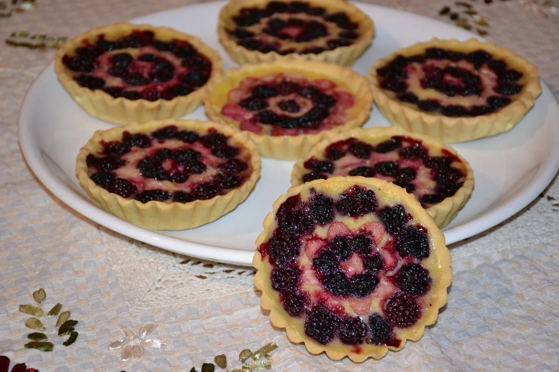 Mini tarts with rhubarb and blackberries