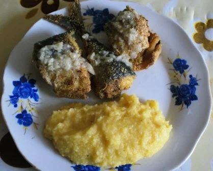 Fried mackerel with garlic sauce