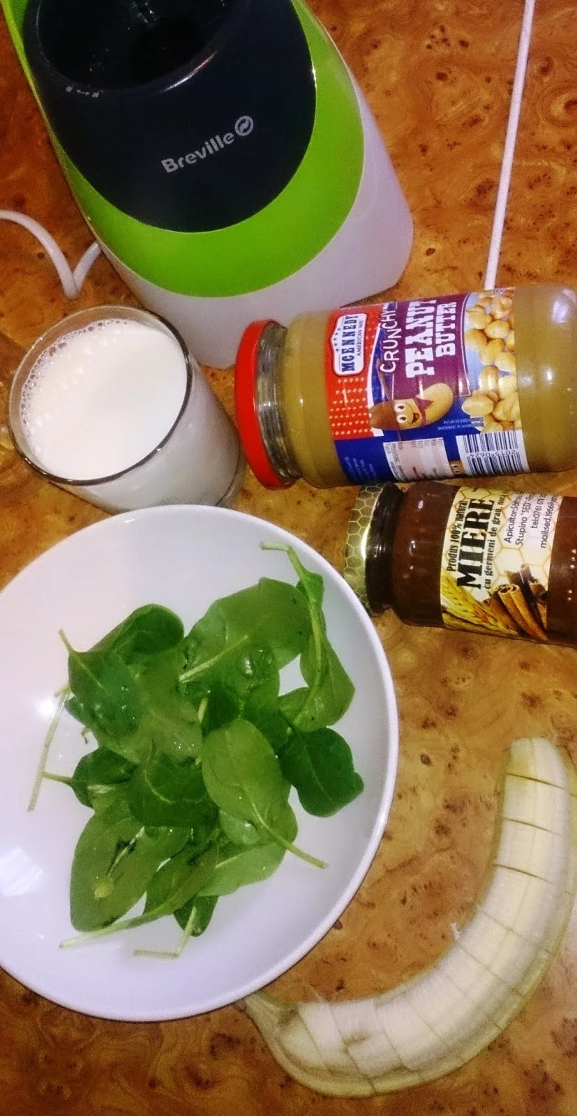 Smoothie with spinach and bananas