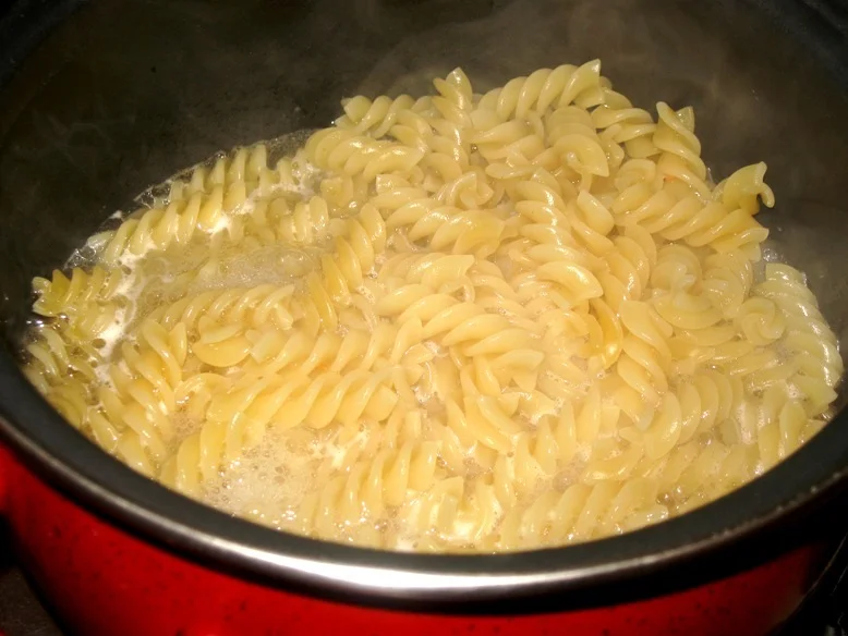 Fusilli with tomato sauce and bell peppers