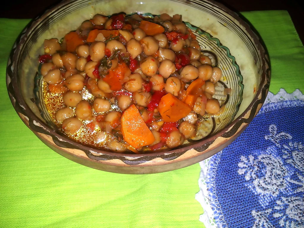 Chickpea stew with bell peppers and roasted tomatoes