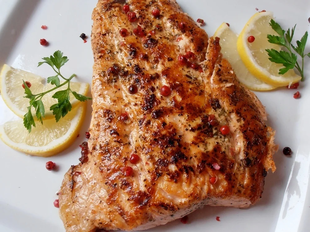 Salmon fillet with red pepper and lemon