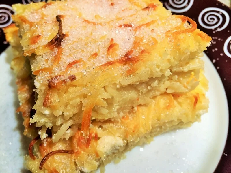 Baked pasta pudding with cheese