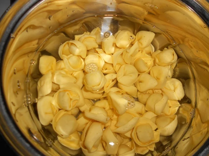 Tortellini with ham and spicy sauce