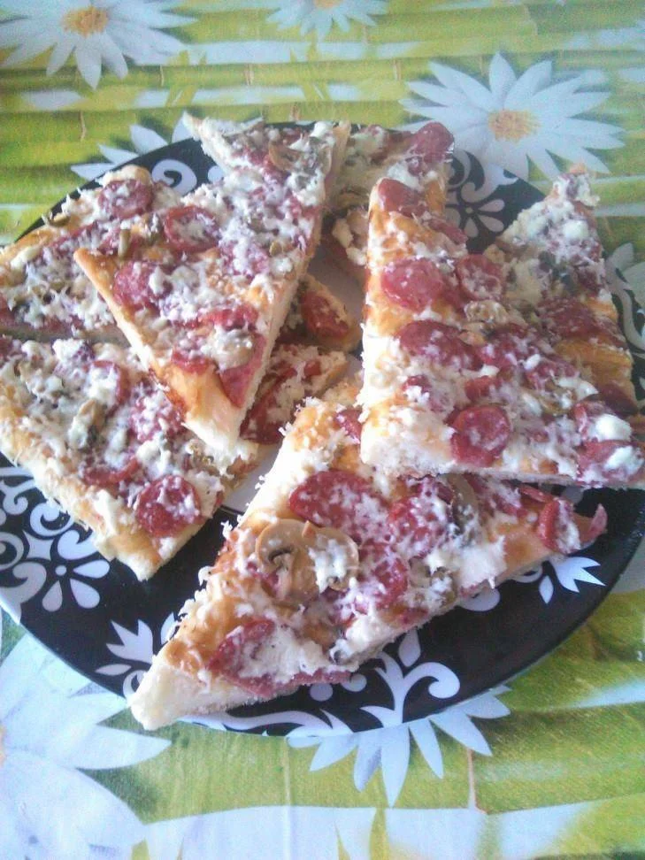 Italian pizza with a crispy crust, ham, mushrooms, and cheese