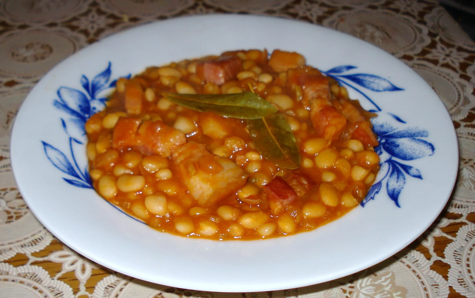 Bean stew with smoked pork