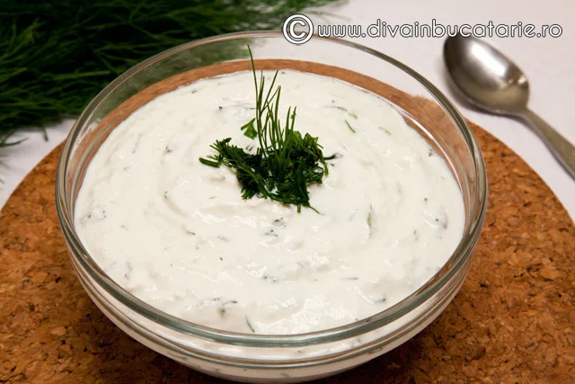 Cottage cheese with yogurt and herbs
