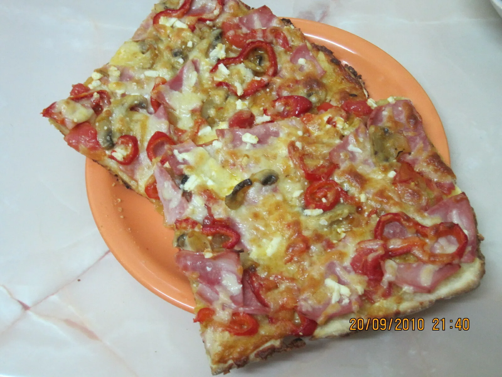 Pizza with ham, peppers, and mushrooms