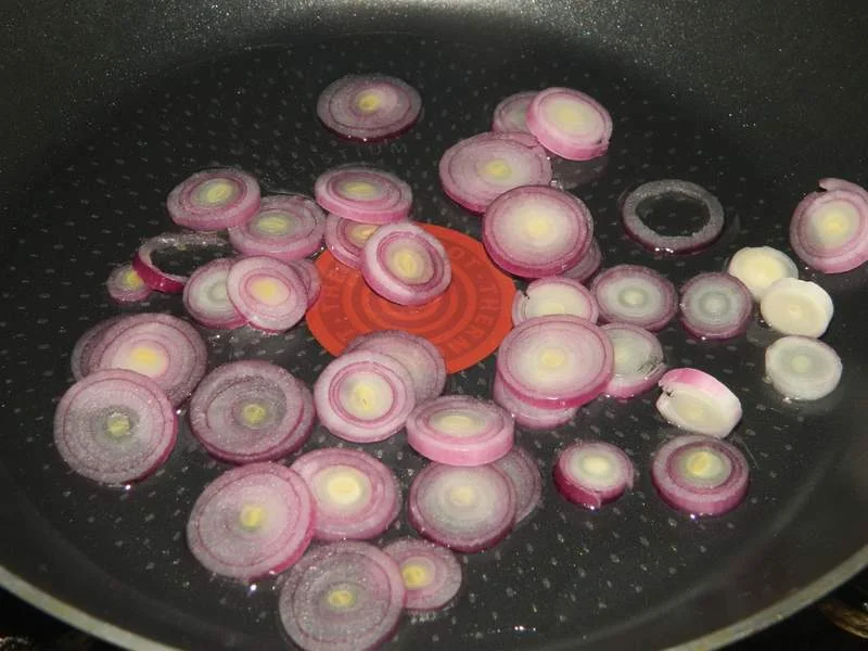 Omelette with cracklings