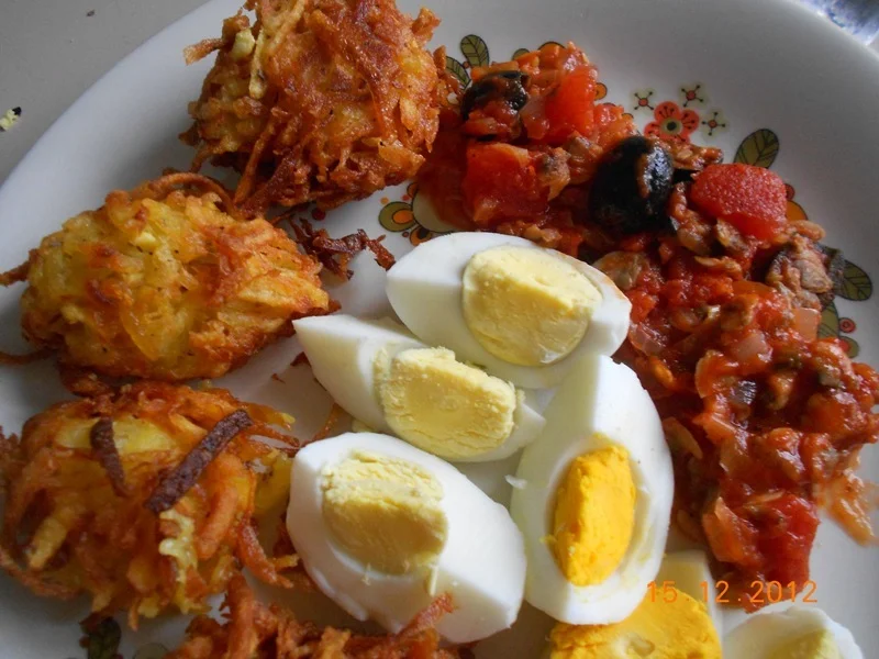 Potato nests with clam sauce and boiled eggs