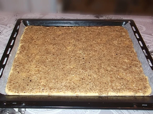 Fine cake with nuts