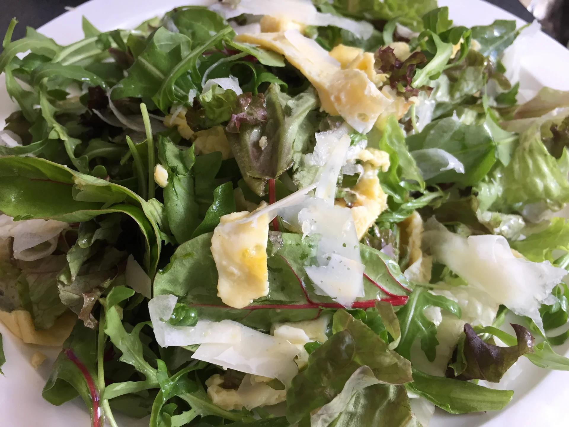 Salad with strips of omelette and white truffle oil