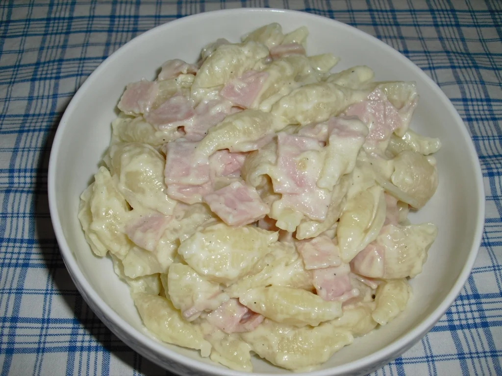 Pasta with cheese and ham