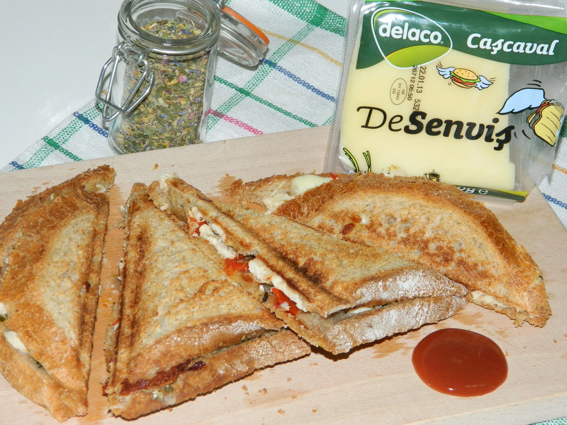 Warm sandwich with chicken breast and roasted pepper