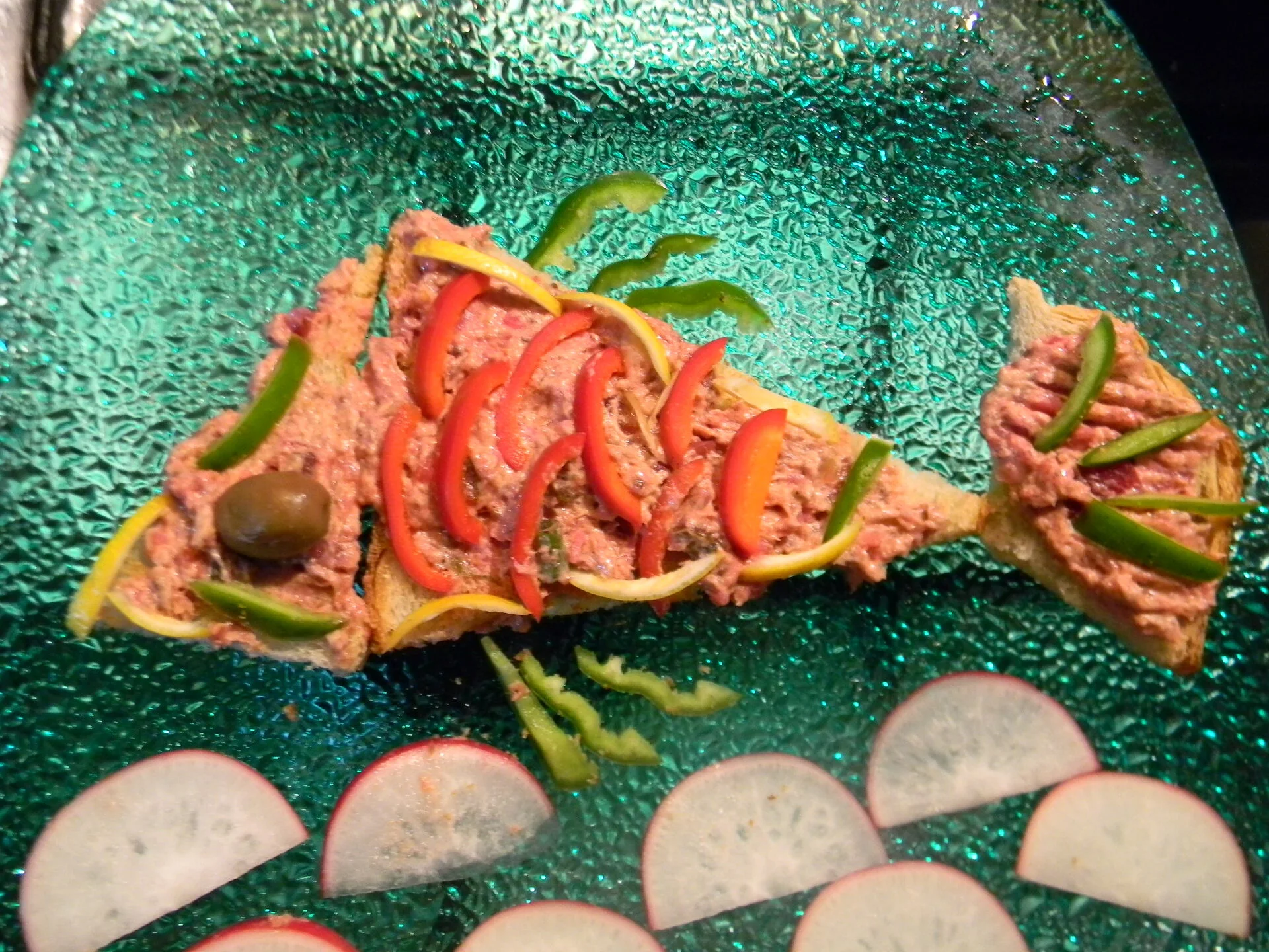 Tuna pasta with beetroot and pickled cucumbers