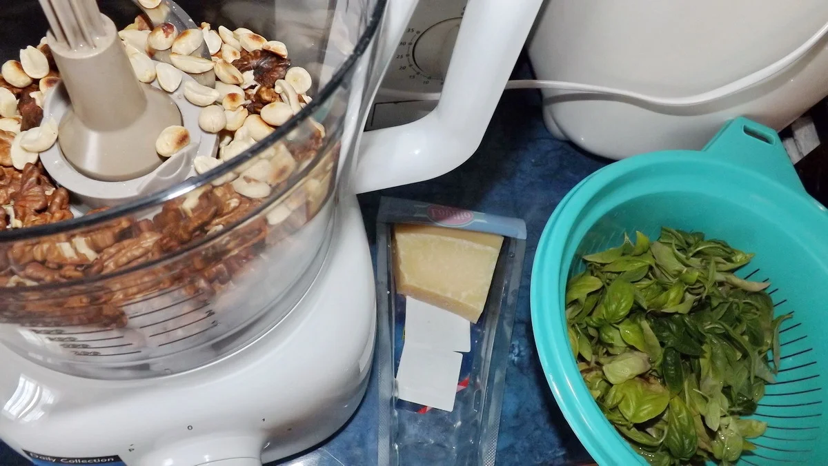 Pesto Sauce with Nuts and Peanuts