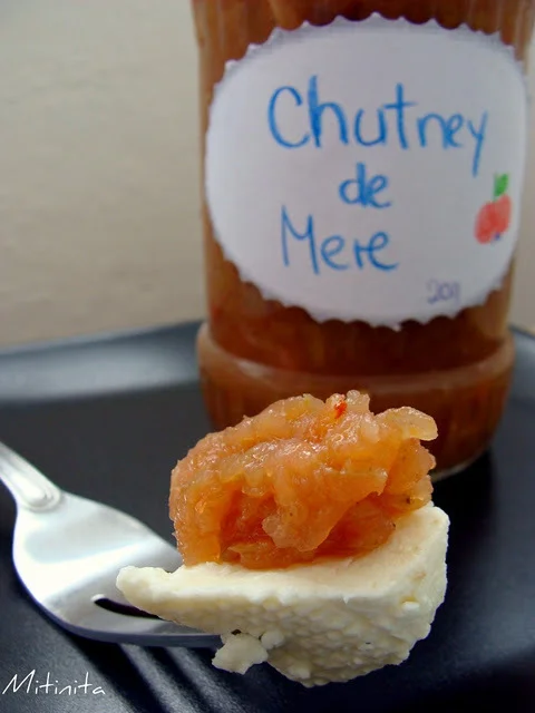 Apple chutney with ginger and chili pepper