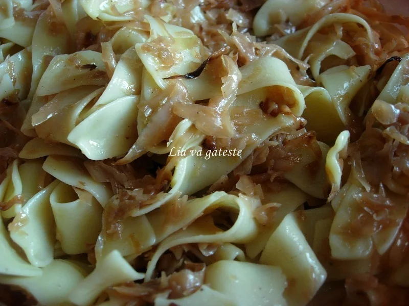 Noodles with cabbage