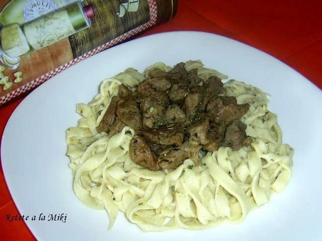 Pasta with beef and white sauce