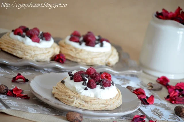 Meringue with hazelnuts and raspberries