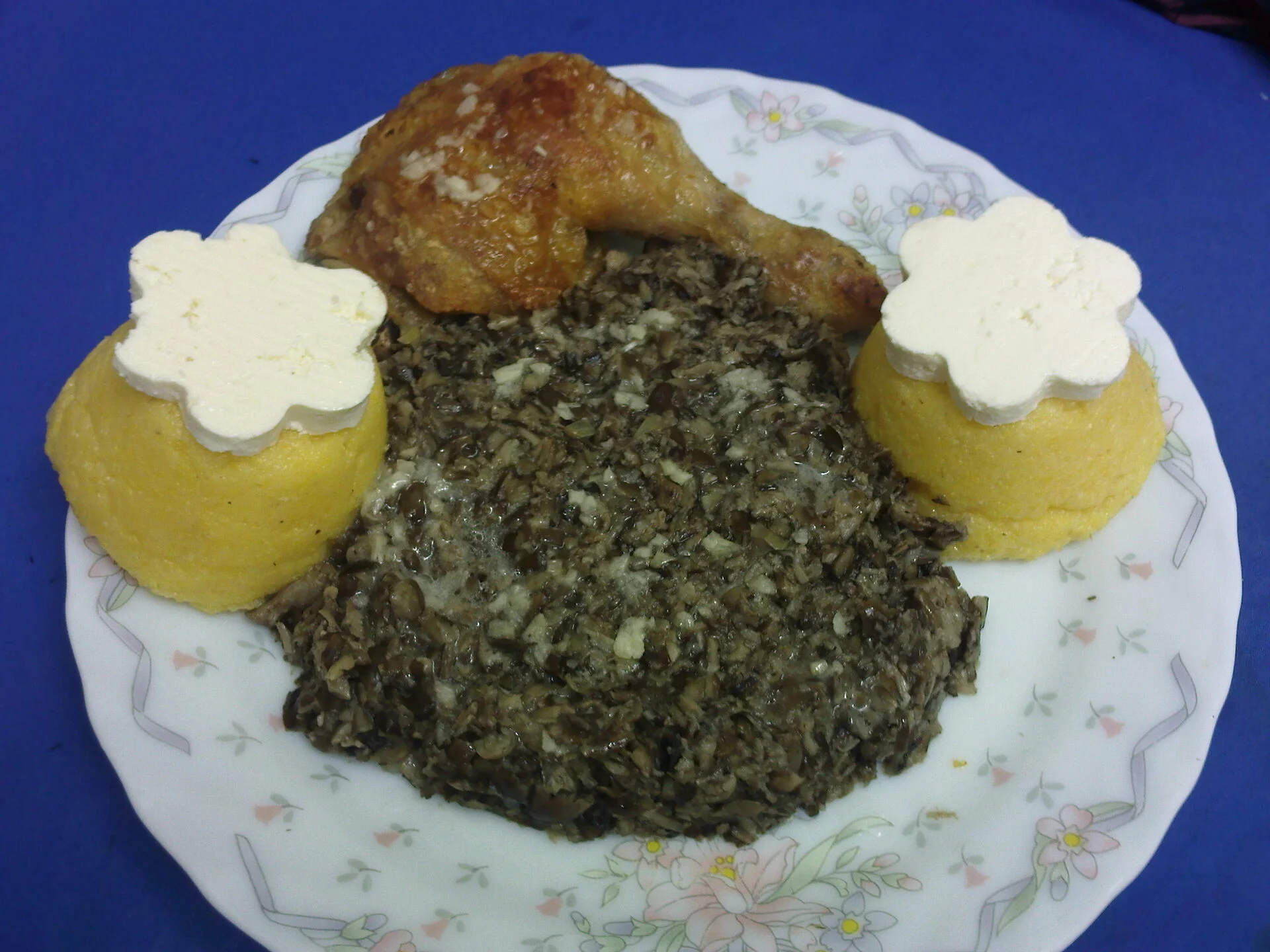 Mushrooms and thighs with garlic