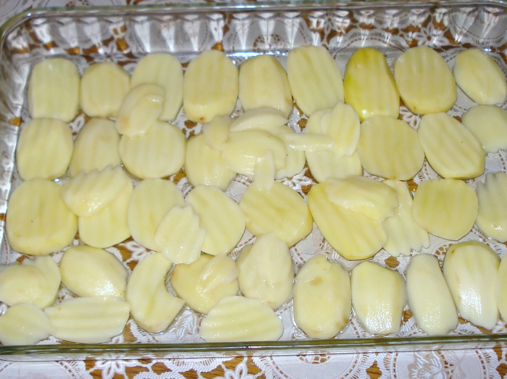 Baked dish with tomato and mustard sauce