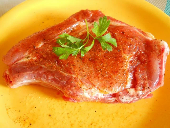 Grilled neck with tomato and onion salad