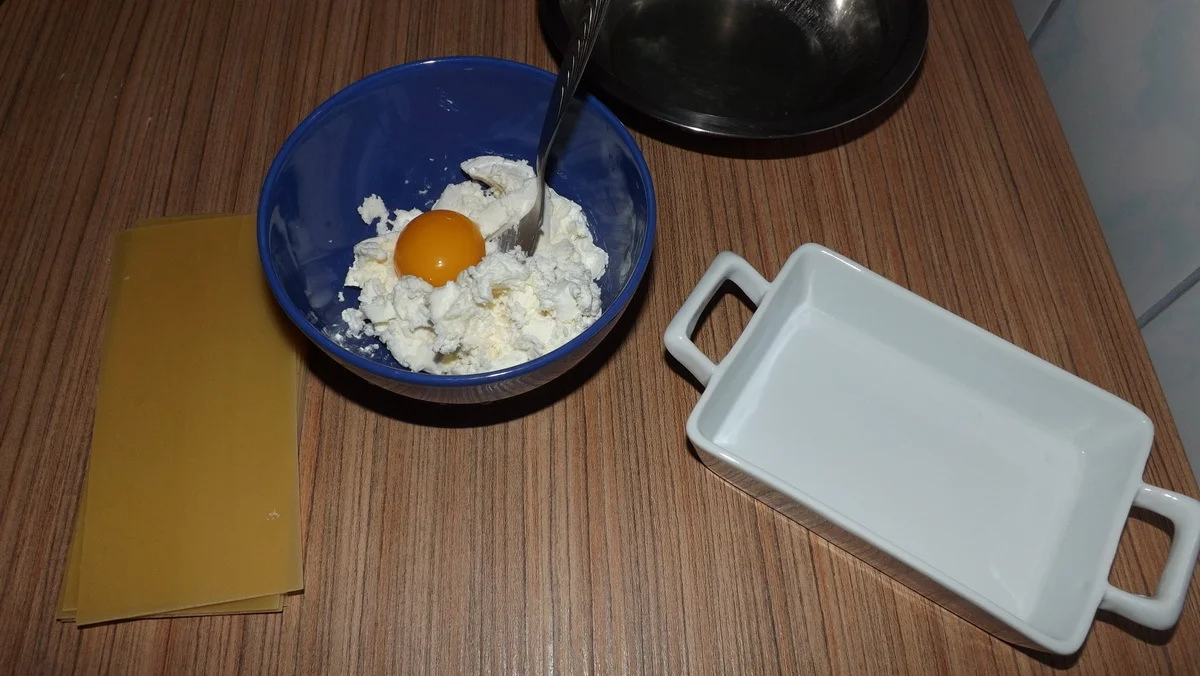 Lasagna with fine cheese cream and dried dates