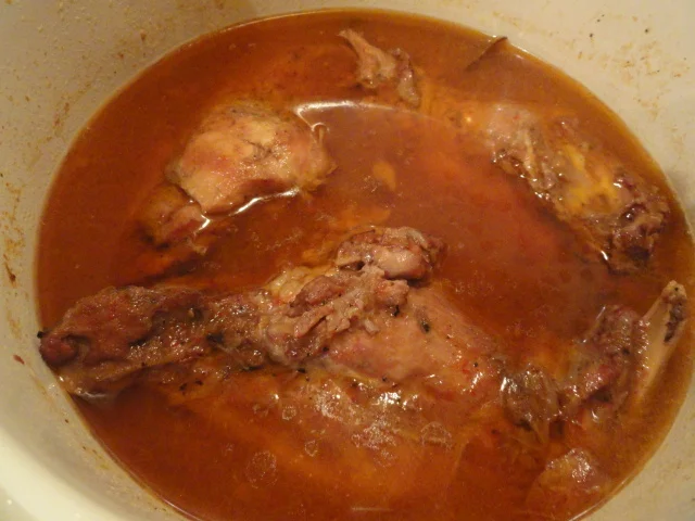 Rabbit in hunting sauce with mashed potatoes