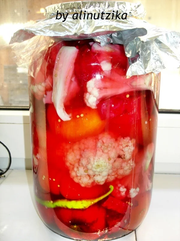 Pickled bell peppers and cauliflower with Pikant fix