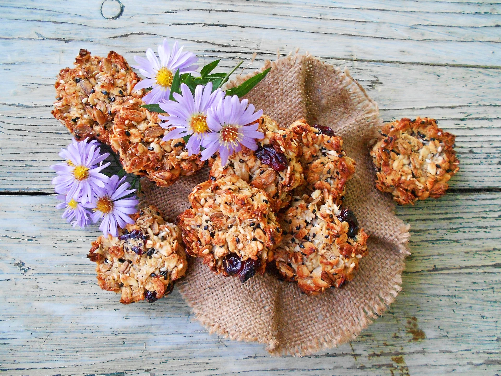 Crispy whole grain biscuits
