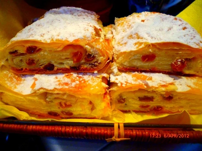 Creamy cheese and raisin pie