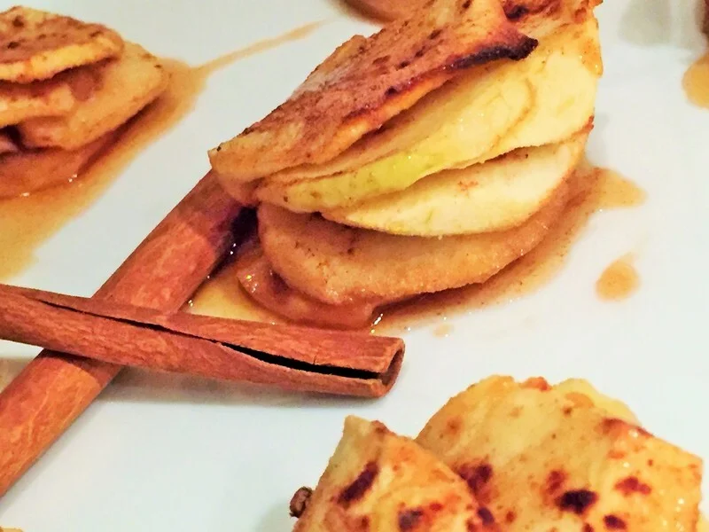 Baked apple slices with cinnamon and maple syrup