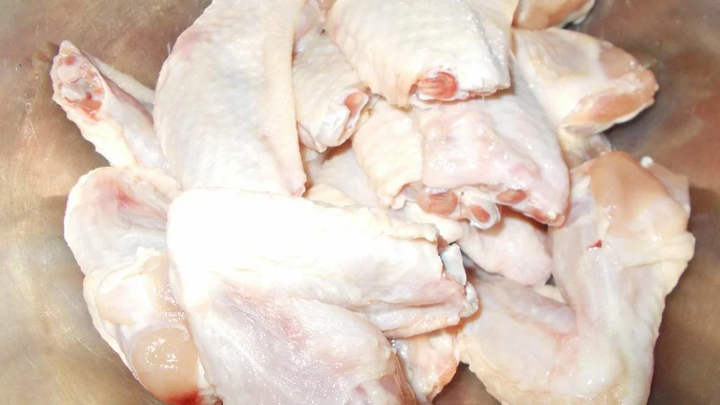 Oven-baked wings with spicy tomato and leek sauce