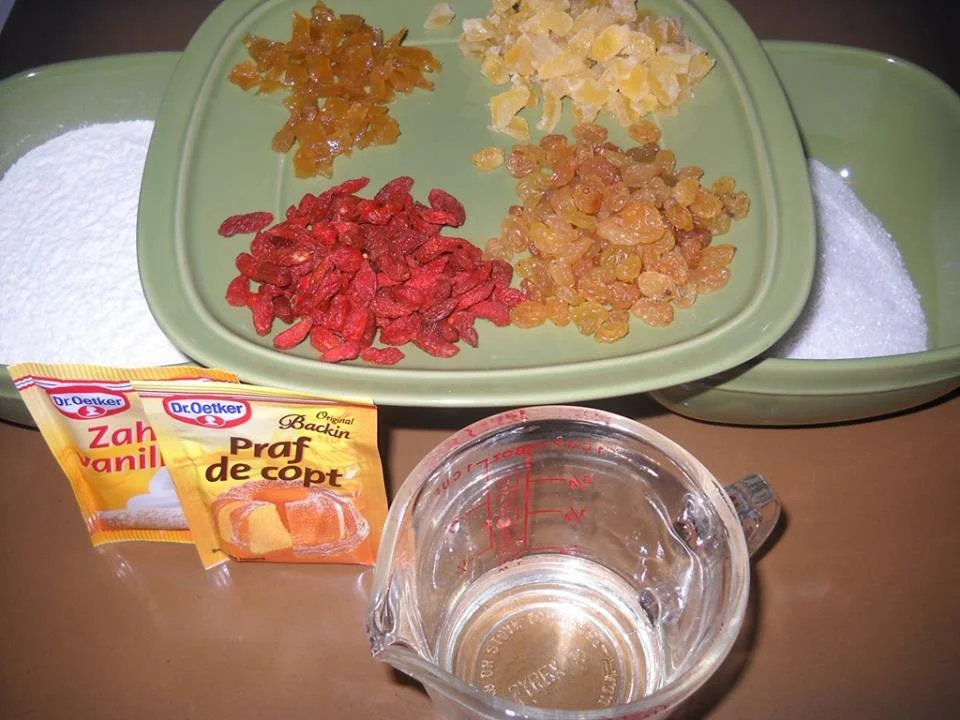 Angel food cake with egg whites and dried fruits
