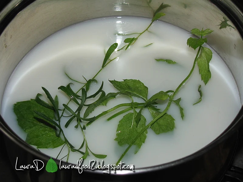 Pea soup with cheese cream