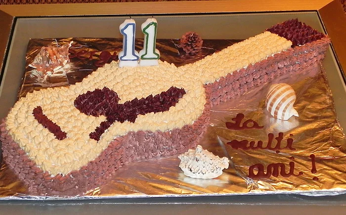 Guitar Cake