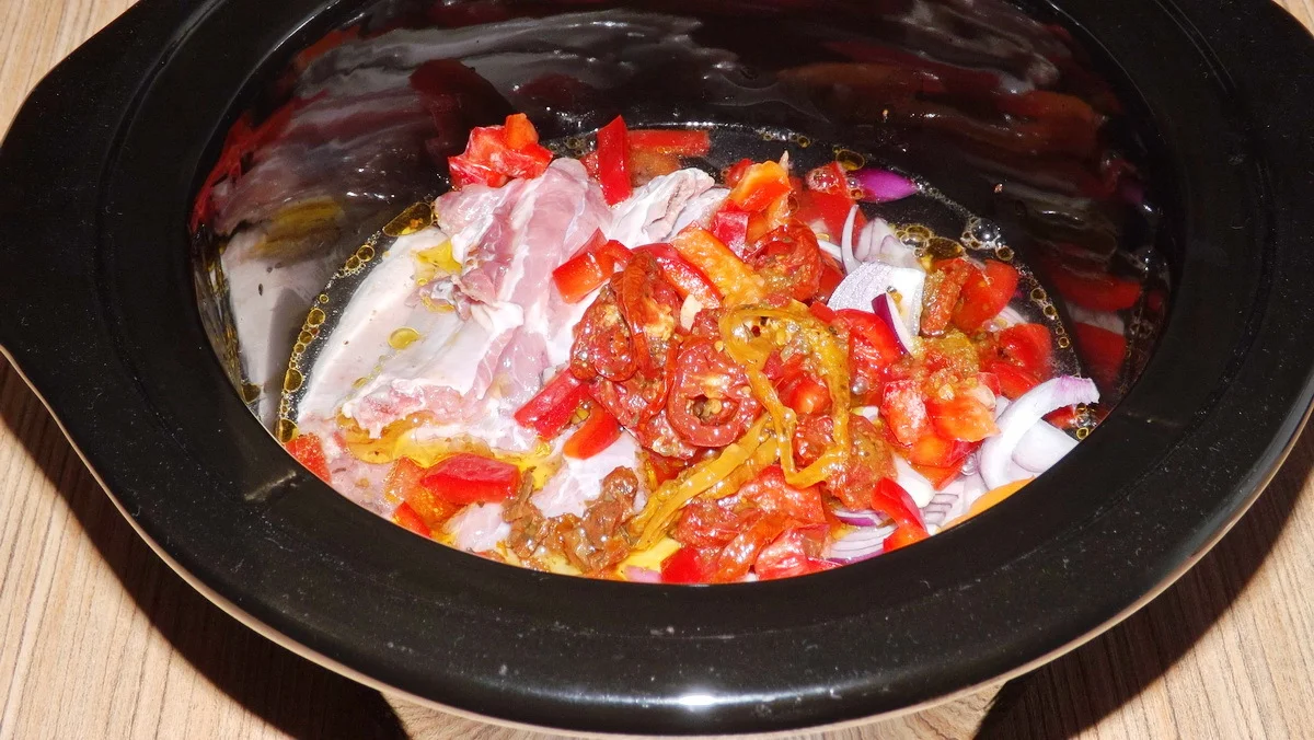 Spaghetti with sauce and veal ribs