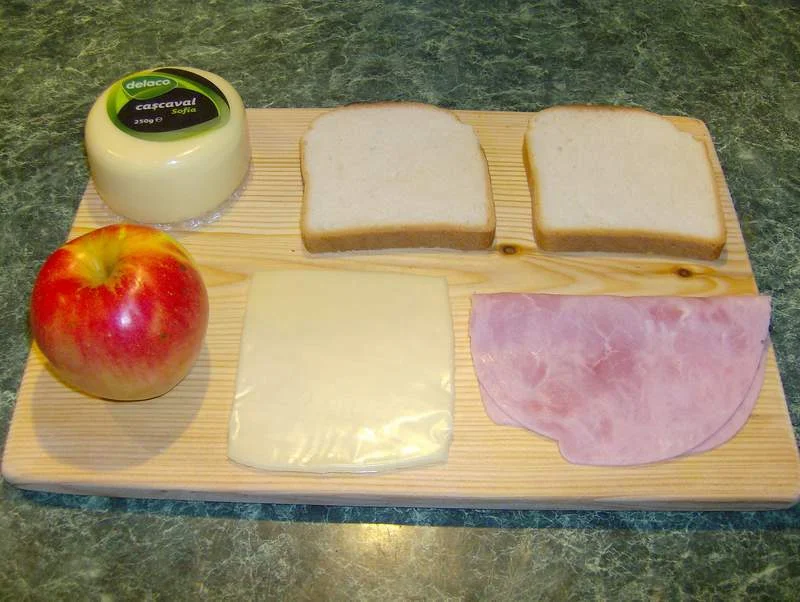 Sandwich with Delaco cheese, ham, and apple