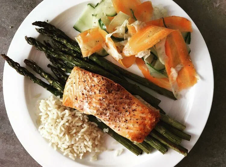 Salmon with asparagus and fennel salad with carrots and cucumbers